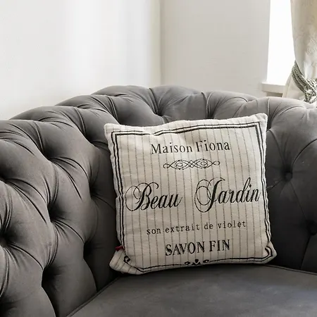 Wilcza Centre Chic By Bookinghost *